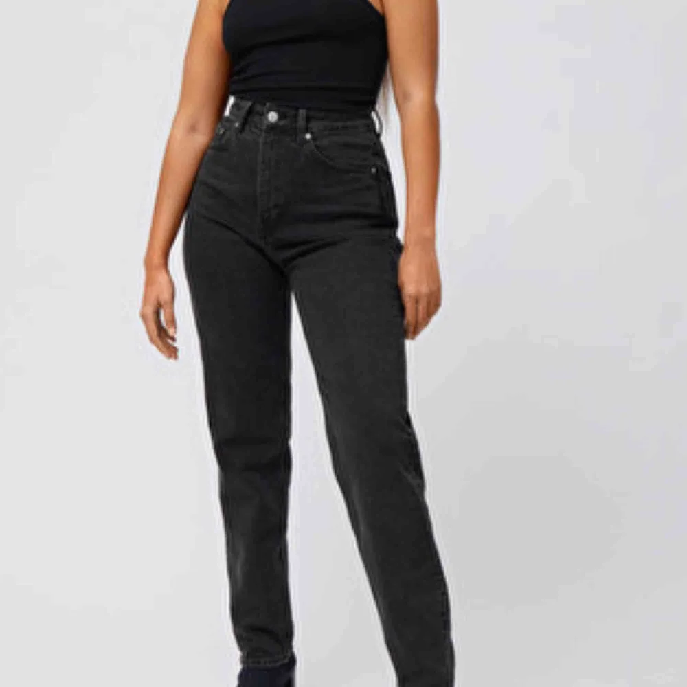 Asfina momjeans i modellen lash från Weekday! Säljer då de är för små🥺. Jeans & Byxor.