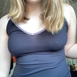 V-ringat linne från BikBok i strl s - V-ringat linne med lila detaljer. Mycket strechig och med justerbara axelband. Storlek S från bikbok. Fri frakt!