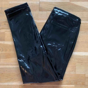  - FLYTTRENSNING!!  2 för 3 på allt fram t.o.m. sista maj. Billigast på köpet. Frakt betalas av köparen.   Jättefina men blir mest liggande i min garderob. Använda något enstaka tillfälle. 