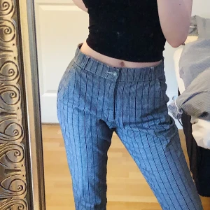 Rutiga byxor Hollister - Jätte snygga byxor från Hollister! Säljer mina älsklingar då det är dags att inse att dem är för korta på mig (175cm). Sparsamt använda. De är highrise! Möts upp i sthlm eller fraktar för 50 kr<3