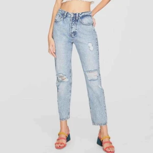  - Säljer dessa jättesnygga momjeansen för att dom har blivit för stora för mig🥺 dom är i jättefint skick och när dom passade va de mina favisar 💘💘 frakt tillkommer och pris kan diskuteras