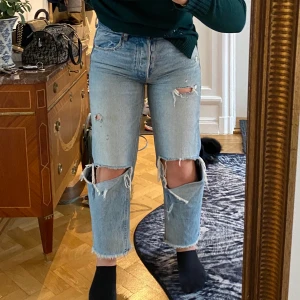 Ripped jeans zara - Ett par skitsnygga slitna jeans från zara. De kommer tyvärr aldrig till användning längre därför säljs de. Nyskick. Nypris 399kr. Pris kan diskuteras. Storlek 38 ❗️‼️SÅG NU ATT DE HAR SMÅ FLÄCKAR PÅ BAKSIDAN SÅ SÄLJER DE FÖR 100kr ISTÄLLET FÖR 200❗️‼️