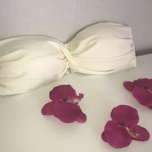 Bikinitopp👙 - •En söt bikini topp från Bikbok.                             •Finns även band om man vill ha det istället.          •Helt oanvänd. Frakt ingår i priset!