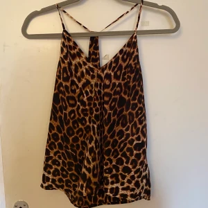 Gulligt leopardlinne - Säljer detta fina linne hör av dig om du är intresserad eller har frågor kram!💓💓