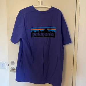 Patagonien tröja lila  - Säljer denna fina tröja hör av dig om du är intresserad eller har frågor kram!💓💓