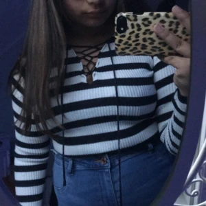 Randig tröja  - Säljer denna blå vit randiga tröjan med snörning som jag köpte i London för 3 år sen.💗 Inte användt så mycket. Köpare står för frakt 🚚🛍 