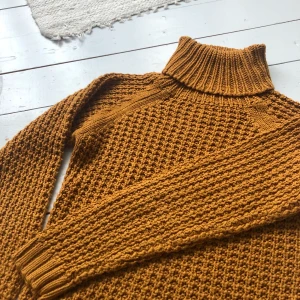 Polotröja  - Fin stickad polotröja från pull and bear. Frakten är inräknad i priset! 