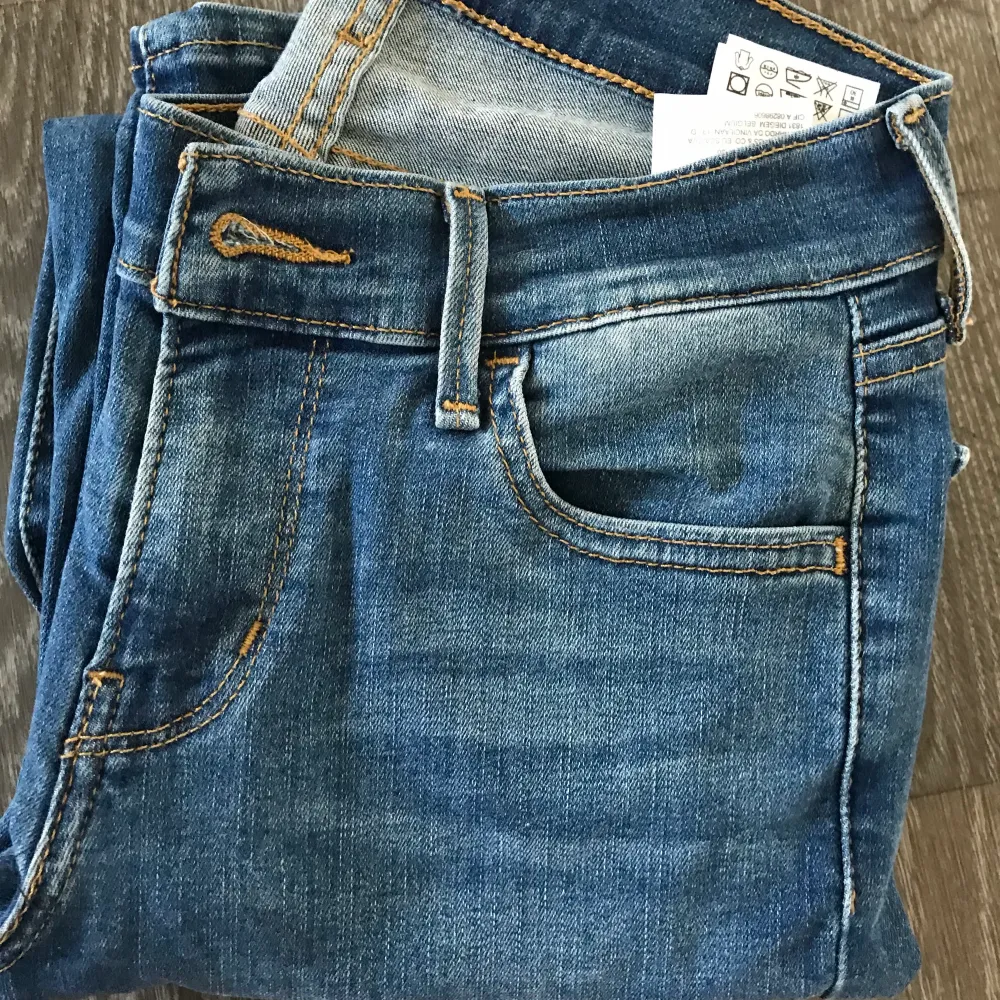 Ett par nästintill nya jeans från Levis. Har mest legat i garderoben sen jag köpte dom pga blev för stora. Pris går att diskutera men de kostade 55$ så därför säljer jag dem för 175 men går att diskutera. . Jeans & Byxor.