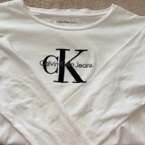 Calvin Klein tröja - Vit, Långärmad Calvin Klein tröja. Storlek S. Använd 5 gånger så jätte fint skick❤️
