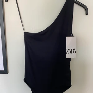 One shoulder body - Svart one shoulder body aldrig använd, Skönt material (polyamid), två knappar längst ner, Köparen står för frakten!💞