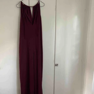  - Auberginefärgad byxdress från Gina Tricot