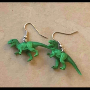  - Fina örhängen som jag har gjort! De är såklart helt oanvända och inte provade av hygieniska skäl! Budgivning om flera är intresserade men annars är priset 50 kr plus frakt! Vid snabb affär kan priset diskuteras lite.