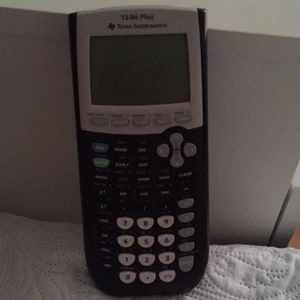 TI-84 Plus texas miniräknare - En ny miniräknare som knappt är använd. Den fungerar perfekt. Kan fraktas men ni står för den.