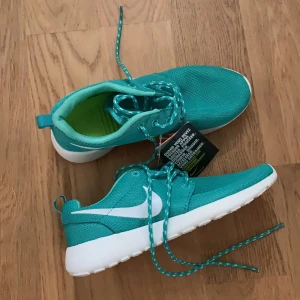 Nike skor (oanvända) storlek 38 - Turkosa nike skor dam oanvända!  Storlek uk 4,5 eller 38 