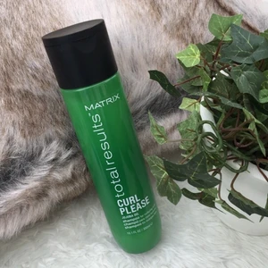 Matrix total results curl please - Shampoo från matrix till lockigt hår. Helt oanvänd, säljer pga att jag köpte fel produkt. Frakt på 42 kr tillkommer.