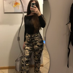 Cargobyxor madlady - Superskick, använda max 5 gånger, har blivit för små.. XXS tycker de även passar XS. Vägde ca 53 kg på bilderna och är 157! Köparen står för frakten.  Köptes för 500kr. Skickar gärna fler bilder!🌸