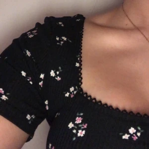 Aesthetic Blomklänning  - Jättesnygg och bekväm klänning från H&M. Säljer för att jag hittade en annan klänning jag hellre ville köpa men tappade bort kvittot. Så den är aldrig använd, endast testad (Har fortfarande prislappen på). För mer information eller bilder, kontakta mig❤️