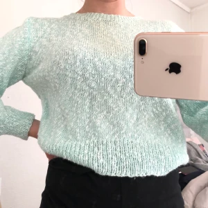 Stickad tröja - Stickad tröja med en jättefin turkos färg🦋 storlek ONE SIZE