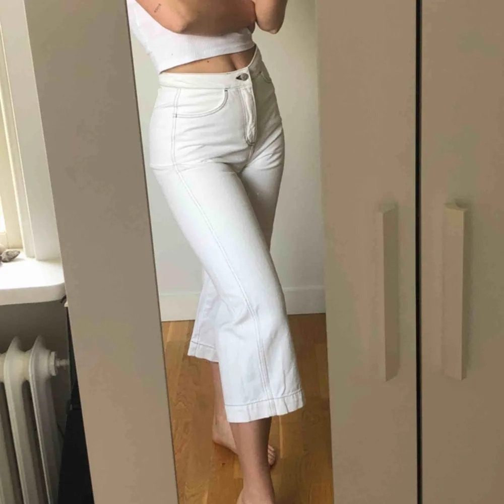 fina vita byxor från Weekday, sparsamt använda så i fint skick. Storlek 36/small, perfekt passform. frakt tillkommer🦋. Jeans & Byxor.
