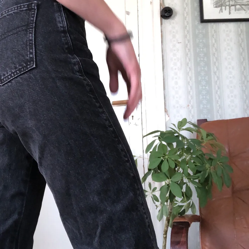 superfina svarta mom-jeans, sparsamt använda🖤 storlek 25/32. Jeans & Byxor.