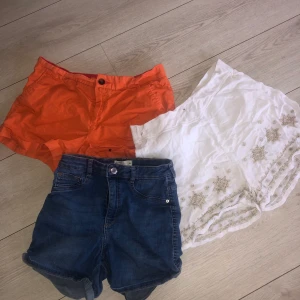 Shorts❣️ - 3 olika shorts, alla tilsamams. De vita är från Lindex i XS. Men dem är ganska stora o töjbqra så S eller liten M gå bra. Jeansshortsen är från Gina, storlek 38 men mer en 36. Orangea är från Holly & White och normal 36. ❤️ Alla är använt men fint skick❤️