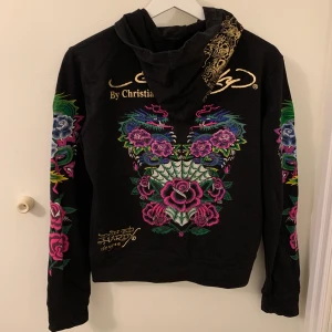 Tröja -  Har används ett fåtal gånger, storleken står det XL men hade sagt att det passar S M. FRI FRAKT