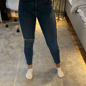  - Ett par byxor från Zara som är i storlek 38/M💕 jag har XS/S och dem passar mig utmärkt. Byxorna har två gula ränder på sidan. Kunden betalar för frakten💕 