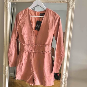  - Härlig jumpsuit! Oanvänd, lapp sitter kvar! 