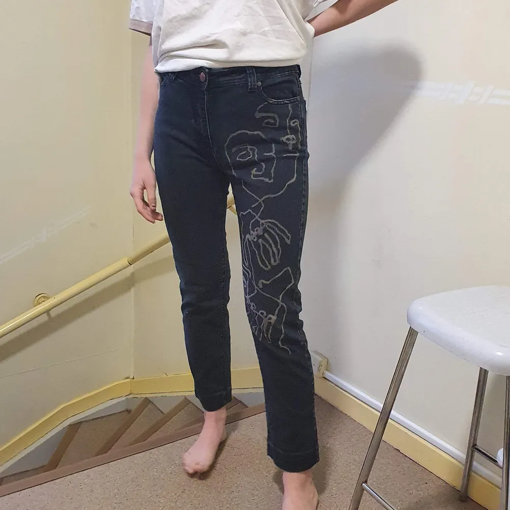 Ett par mörka jeans som jag själv målat på med blekning! Gör en intressekoll på dessa, det är första gången jag testar att måla på kläder med blekning! Gilla om nni vill att jag ska göra fler par med andra motiv!. Jeans & Byxor.
