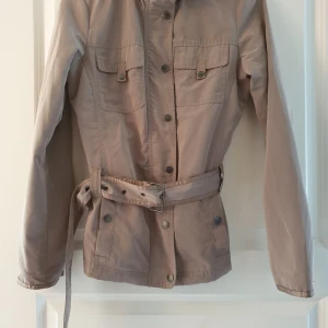 Tchibo jacka strl S - Jag säljer min jacka. Knappt använd Den är i strl S. Kommer från djur- och rökfritt hem Kolla gärna in mina andra annonser  Finns i Viby,Norrviken eller kan skickas Samfraktar