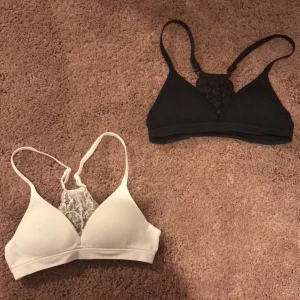 Toppar från Lindex i storlek xs - Säljer två toppar från Lindex i storlek xs. Dem är använda men fortfarande bra och dem kommer tvättas en exstra gång innan dem skickas. Säljer 1 för 60kr och båda för 110kr. Kontakta om du är intresserad :) 