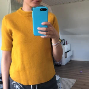 Zara topp - Stickad gul topp med detaljer. Väldigt fint skick i storlek s. Säljer för 100 kr.