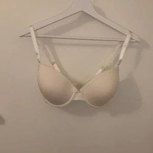 Topp - En helt oandvänd bh i bra skick, har en svart också. FRI FRAKT 
