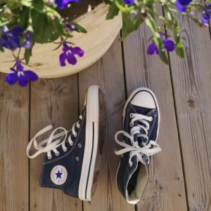  - Äkta all star Converse. Knappt använda och nytvättade. Storlek 36,5. UK 4. Säljer då de inte har kommit till användning och nu är skorna tyvärr för små. Hör gärna av dig om du har några frågor!!