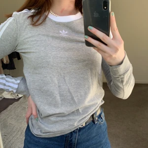 Adidaströja - Grå tröja från adidas, använd få gånger. Storlek XS men passar även S. 150kr inkl frakt:)