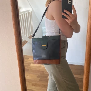 Jane Shilton axelremsväska - Snyggaste axelremsväskan från Jane Shilton. Äkta såklart! Dma för frågor och bilder! Köpare står för frakt, jag kan annars mötas upp i Malmö! 