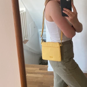 Jessica Simpson axelremsväska  - Härlig helt oanvänd axelremsväska från Jessica Simpson, äkta! Med avtagbart vristband. Dma för fler frågor eller bilder. Köpare står för frakt men kan också mötas upp i Malmö! Kika gärna på mina andra annonser också! 😍