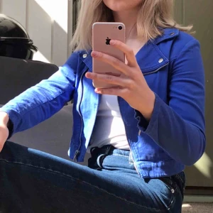  - Jeansjacka i jättefin blå färg! Den är i storlek 164 som motsvarar ungefär XS i damstorlek🦋