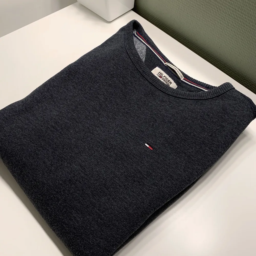 En mörkblå-grå Tommy Hilfiger sweatshirt i fint skick, väldigt varm och skön! Passformen är oversized S🦋   Frakt:66kr. Hoodies.