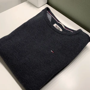Tommy Hilfiger sweatshirt  - En mörkblå-grå Tommy Hilfiger sweatshirt i fint skick, väldigt varm och skön! Passformen är oversized S🦋   Frakt:66kr