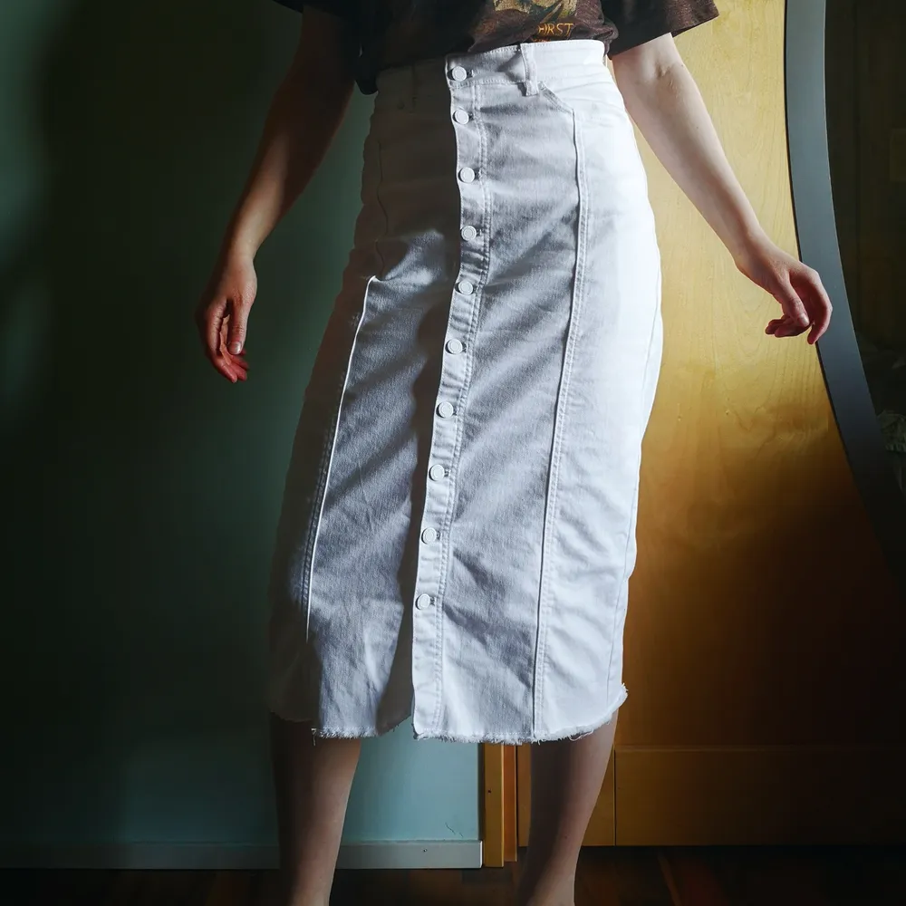 Lång vit kjol i stretchigt jeanstyg med knappar 🌼✨ Knappt använd (men kan ju behöva strykas). Frakt tillkommer! . Kjolar.