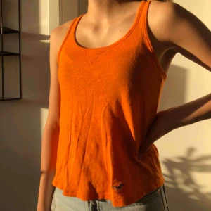  - Snyggt oranget linne. Passar mig som har storlek XS/S. 🧡