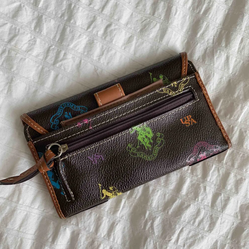 Vintage Ralph Lauren wallet ! Has space for a passport! Really good condition, barely used. Original price was 1200 kr selling for 450 ! Meet up in stockholm or pay for shipping 💞. Accessoarer.