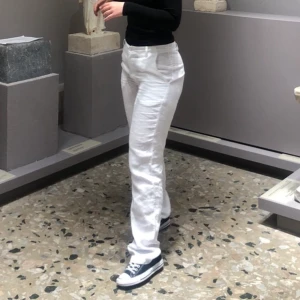 Vita linnebyxor  - Superfina vita linnebyxor från en random butik på Kos i Grekland! Endast använda 2 ggr då de köptes i slutet av förra sommaren och de sen dess blivit för stora för mig. Perfekta till sommaren ☀️💕 OBS!! BUDGIVNING SOM SLUTAR IDAG!! 💕☀️