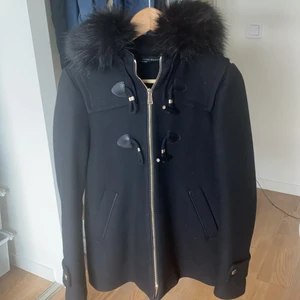 Zara kappa  - En snygg Zara jacka me guld detaljer, köpt för 1000 säljer den för 500, storlek Xs