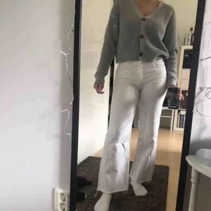 Zara jeans vita - Säljer mina vita jeans från Zara i storlek Small. Wide leg