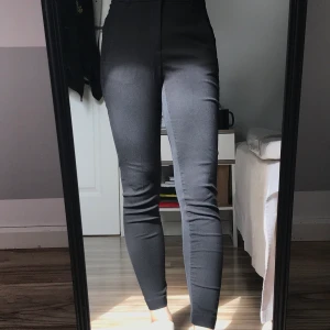 Kostymbyxor  - Svarta kostymbyxor från kapphal, storlek 152. Sitter bra på mig som är 155cm och bär vanligtvis xs/s.   Gratis spårbar frakt!🤩