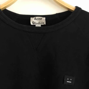  - Svart Acne tjocktröja:)) köpt 2018, i fint använt skick. Storlek XL men ganska lite i storleken, sitter najs oversized på mig som har S-M 🖤 