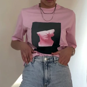 Rosa t-shirt - Fin rosa t-shirt med jättebra passform. Väldigt fint skick då jag bara använt den en gång!💗 Köparen står för frakten och inga returer💕