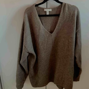 Stickad - Säljer denna super mysiga beige stickade koftan i lite tunnare material från H&M. Sparsamt använd och i gott skick. Perfekt att ha en sommarkväll